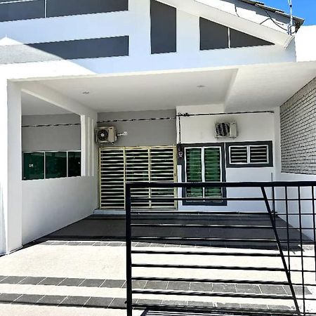 Zh Homestay Teluk Batik Lumut Exterior foto