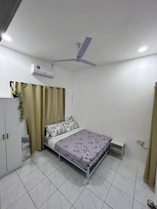 Zh Homestay Teluk Batik Lumut Exterior foto