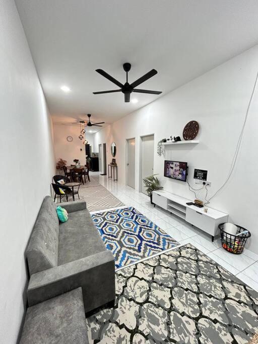Zh Homestay Teluk Batik Lumut Exterior foto