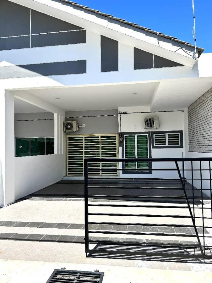 Zh Homestay Teluk Batik Lumut Exterior foto