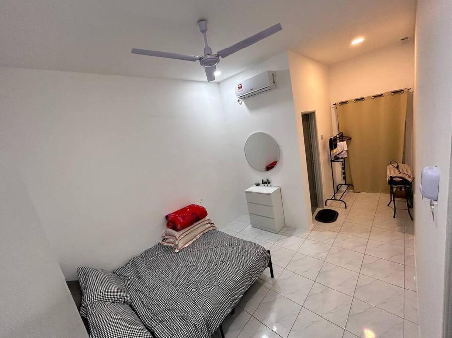 Zh Homestay Teluk Batik Lumut Exterior foto